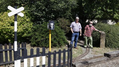 Manuel Hern�ndez y Paco Boluda, en el punto kilom�trico de la l�nea entre Ourense y Vigo que se inaugur� hace 145 a�os