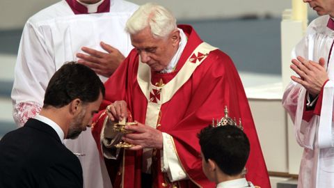 El papa Benedicto XVI da la comunin al Prncipe de Asturias durante la misa celebrada en el 2010 en la plaza del Obradoiro.