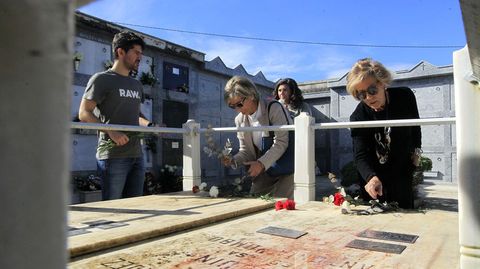 Las hermanas Cleo y Livia Garca, con unos familiares en el cementerio de Chantada