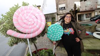 Mar�a Jos� Silva en la decorada plaza de O Lorcho de Cabo de Cruz