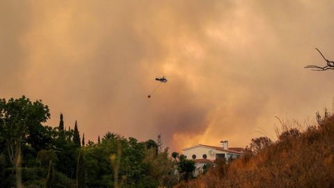 El incendio, que comenz el mircoles por la noche, sigue activo