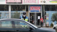 Un agente de la Polic�a Local participa en un control de movilidad en la calle Chantada