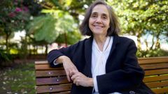 La m�dica reci�n jubilada Ana Zamora, en la Rosaleda de A Coru�a, donde jugaba de ni�a