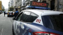 Imagen de archivo de la Polica Local de A Corua multando en el entorno de la plaza de Lugo