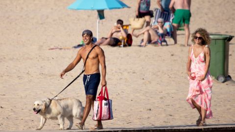 Óscar Casas y Sheila Casas, en la playa