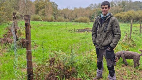 Gabriel Devasa, delante de la finca de su bisabuelo que utilizar en su proyecto agrcola. 
