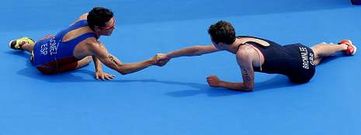 El triatleta gallego Javier G�mez Noya (izda) y el ganador de la prueba Alistair Brownlee, de Reino Unido, se felicitan tras cruzar la l�nea de meta .