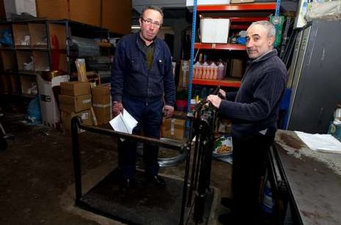 Jos�, copropietario -derecha-, con el empleado m�s veterano.