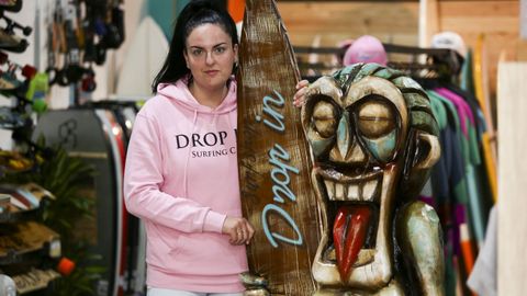 Lucia Pita comanda junto a su hermano Carlos la tienda de surf Drop In, inaugurada el pasado mes de noviembre en Catabois