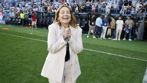 Mari�n Mouri�o celebra en el c�sped de Bala�dos el ascenso