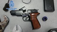 Pistola simulada que les fue intervenida a los detenidos 