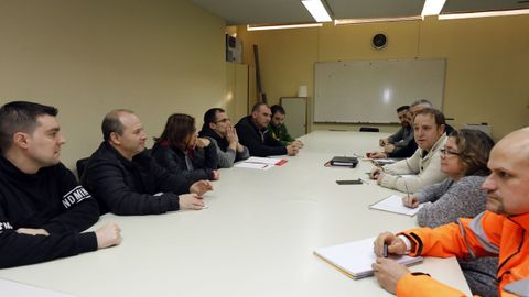 Zan, a la derecha, en el centro, presidente del comit� de Alcoa San Cibrao, en una reuni�n con sindicalistas de auxiliares de la multinacional
