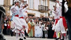 Danzantes con Ad�n y Eva en Laza.
