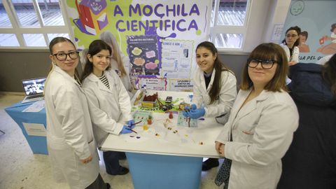 Estudiantes de Laboratorio Cl�nico invitaban a hacer las hebras de ADN con regalices y ositos de gominola.