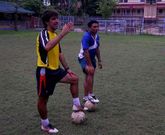 �scar Bruz�n con un ayudante local dando instrucciones en el campo de entrenamiento del Sporting.