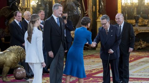 La reina Letizia saluda a uno de los padres de la Constitucin, Miguel Herrero de Min