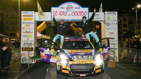 Brais Mir�n (izquierda) y Daniel Berdom�s (derecha) celebran la victoria en el Rali do Cocido de Lal�n.