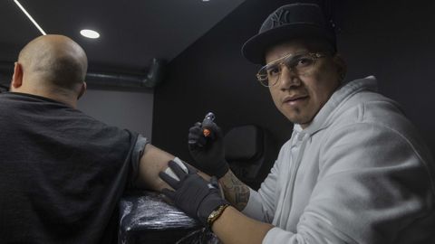Ethan Clay, tatuador de peregrinos