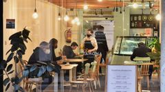 Los clientes vuelven al interior de los locales en A Coru�a