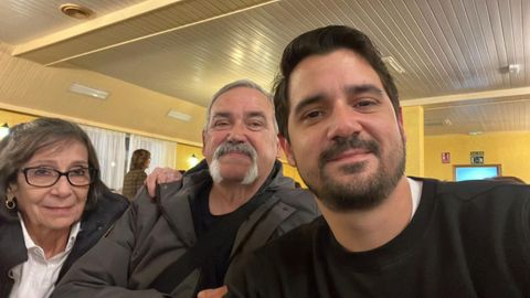 El venezolano Juan Pablo Varela y sus padres en una reuni�n familiar.
