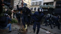 Agentes antidisturbios se enfrentan a los manifestantes que exigen mejores condiciones para acabar con la precariedad que vive la educaci�n p�blica en Francia.