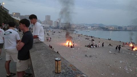 Las playas de Riazor y Orz�n amanecen llenas de basura tras la noche de San Xo�n