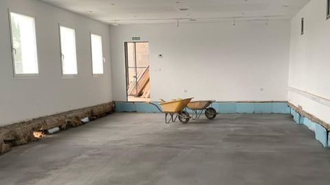 Obras de colocacin de una solera ventilada en el local social de Sobrado do Bispo (Barbads).