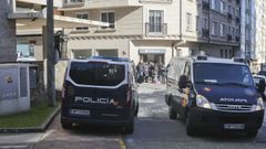 Furgones que trasladaron a los detenidos al juzgado de Ferrol