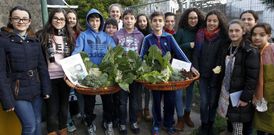 Los productos salidos de la tierra los compran profesores y padres de alumnos. 