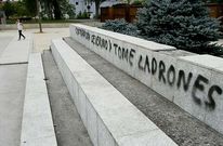 Pintada alusiva a la subida de la contribuci�n en el auditorio del Parque dos Condes.