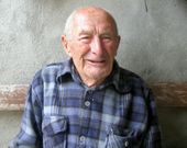 Varela ya ha cumplido 101 a�os y todav�a se pasea y cuida la huerta que tiene en casa de Muros. 