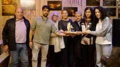 Un grupo de vecinos de San Vicente de Leira recogi el premio Millo.