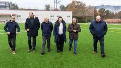 El presidente Luis Menor con la alcaldesa de Lobios, Mari Carmen Y��ez, sobre el nuevo c�sped del campo de O Para�o.