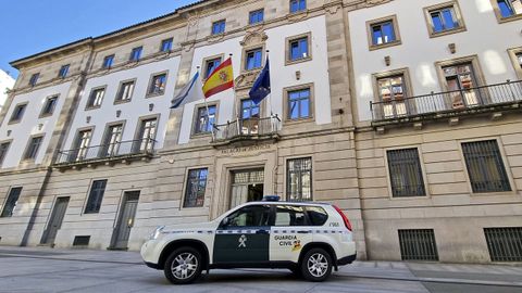 Imagen de archivo de un coche patrulla de la Guardia Civil delante de la Audiencia de Pontevedra.