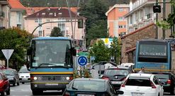 Dos autobuses de la concesionaria de la l�nea de Negreira se cruzan en Bertamir�ns.