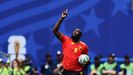 Lukaku, dedic�ndole a su fallecido padre uno de los goles que le marc� a Egipto.