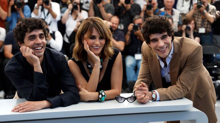 Los directores Javier Ambrossi y Javier Calvo en el photocall de �La Bola Negra� en la 79 edici�n del Festival de cine de Cannes.