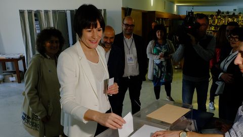 Ana Pontn (BNG) vota en Santiago, en la mesa electoral del CGAC