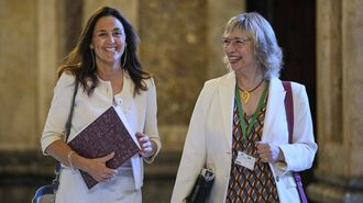 La consejera de Educaci�n y Formaci�n Profesional catalana, Esther Niub�, junto a la ya ex secretaria general de su departamento, Teresa Sambola