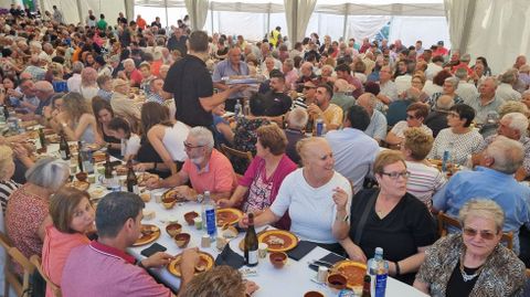 La comida popular congreg a 1.400 personas.