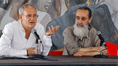 El director de contenidos de la Semana Negra de Gij�n, �ngel de la Calle (i), acompa�ado del director del comit� organizador del evento, Jos� Luis Paraja, ha destacado la  centralidad del g�nero policial  en la literatura en espa�ol, en el acto de clausura de la XXXI edici�n del festival por el que han pasado casi un mill�n de visitantes