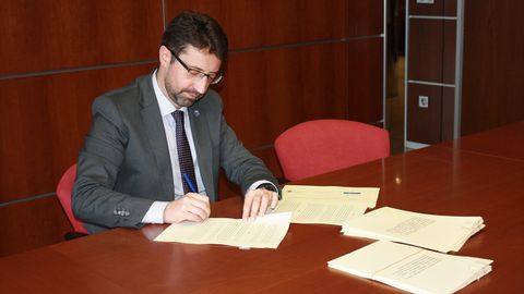 El consejero de Industria, Enrique Fern�ndez, firma los fondos mineros