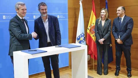  El presidente de la Xunta, Alfonso Rueda,y el presidente de la Fegamp, Alberto Varela, firmaron el acuerdo de financiaci&oacute;n del servicio de ayuda en el hogar