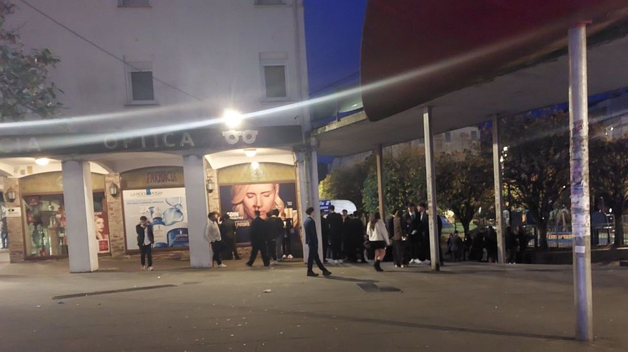 Muchos grupos de jóvenes siguieron la fiesta hasta bien entrado el día en Santiago