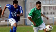 Manu Jim�nez (izquierda) persigue a un jugador del Xove.