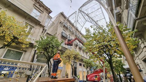 Los prticos del Paseo son uno de los principales atractivos de la iluminacin navidea en Ourense.