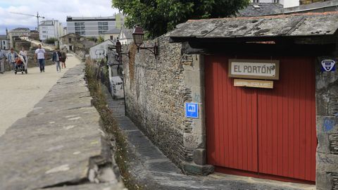 Entrada a la cafetera por la Ra do Moucho, pegada a la Muralla de Lugo