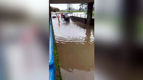 Paso inferior de Cabanas que se inund� y en el que el agua lleg� a los 70 cent�metros de altura.