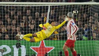 Musso desv�a el bal�n durante el encuentro de ida de cuartos de final de la Champions disputado en el Camp Nou