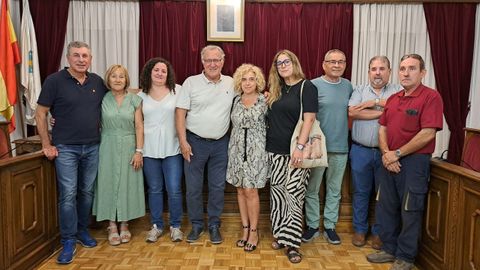 Alfredo García, junto a los ediles socialistas, en el día del pleno de renuncia a la alcaldía de O Barco